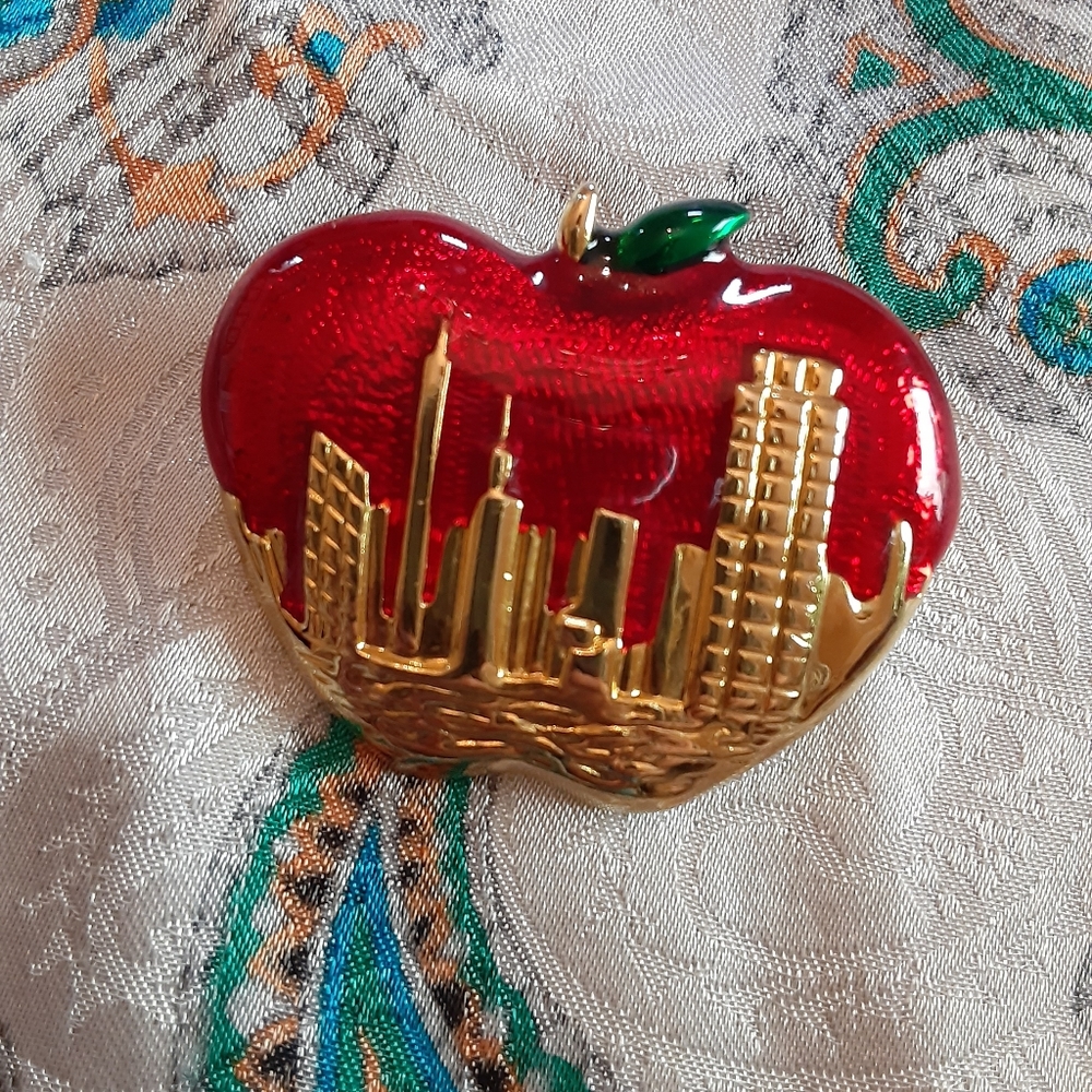 Vintage NYC skyline brooch